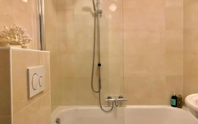Décor Canal House