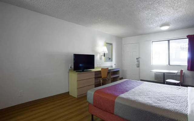 Motel 6 Kingman, AZ - Route 66 West