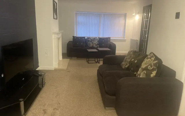 4 Bedroom House - Sleeps 6 - Garden, Bbq, Parking