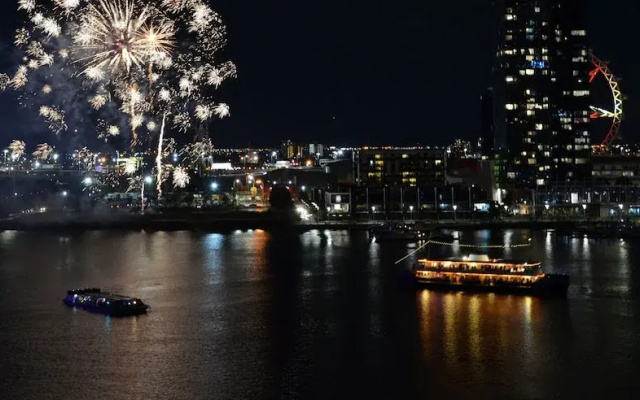 Orange Stay @ No1 Collins Wharf