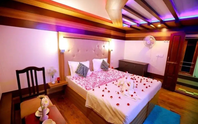 Mass Holidays Houseboat