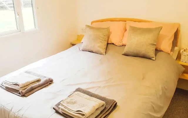 3 Bedroom Caravan with On-Site Pool, Island View 6