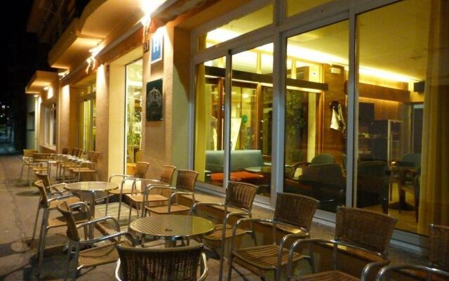 Отель Hostal Rom Испания, Курорт Росес - отзывы, цены и фото номеров - забронировать отель Hostal Rom онлайн вид на фасад