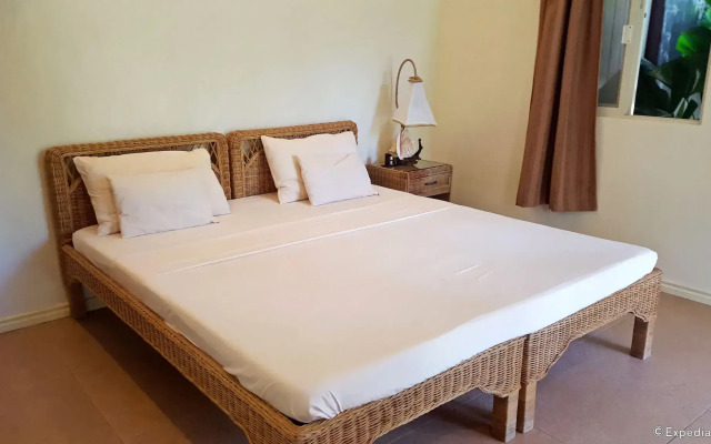 Mike's Dauin Beach Resort