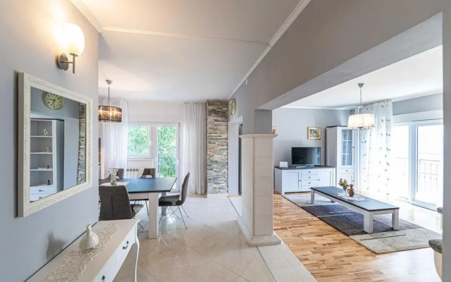 Stunning Apartment in Kastel Kambelovac With 3 Bedrooms and Wifi