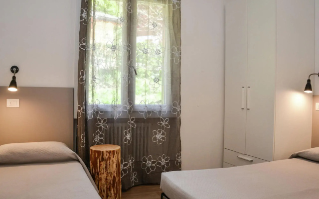 Lake view apartment in Val di Ledro with pool
