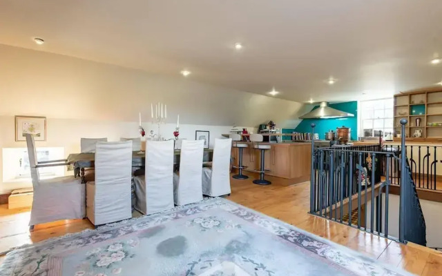 Luxury Duplex, Sleeps 2- Hot Tub, Balcony, Parking