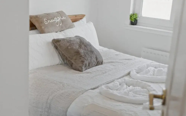 Cozy Edinburgh 2BR With CAR Parking