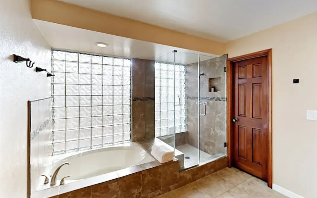 Inviting Central Scottsdale Stunner - 5 Br Home