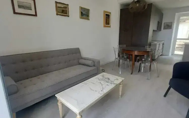 Central Design Flat With Parking