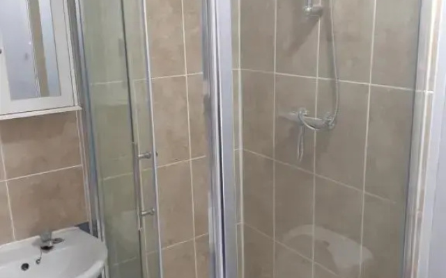 Admirals Apartment sleeps 4 adults 2 children EV Point