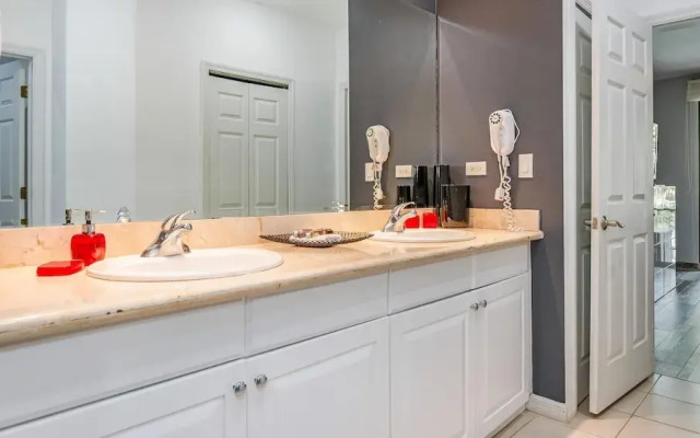 3rd-floor Space with modern decor recently renovated viewing over pool in Coco