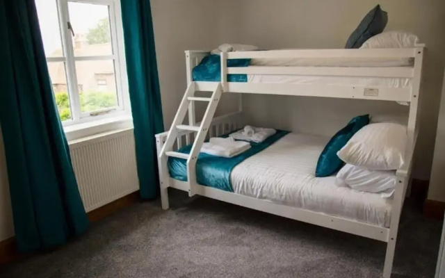 4 Bed - Sleeps 10 - Pets - Parking - Games Room