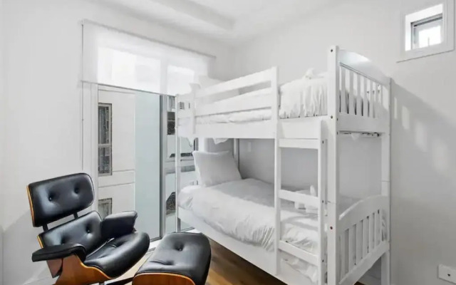 Central Modern Apt. w/ Working Space Zodiak Stays