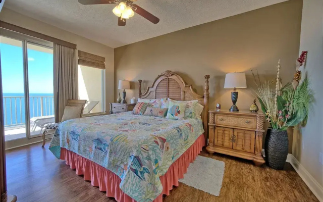 Roomy Oceanfront Condo with Breathtaking View and Beachside Pool - Unit 1906 by RedAwning