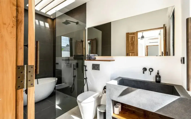 Palm Residence Lot 22 Villa Uluwatu - Tranquil Stay with Modern Comfort