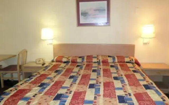 Camelot Inn Elyria