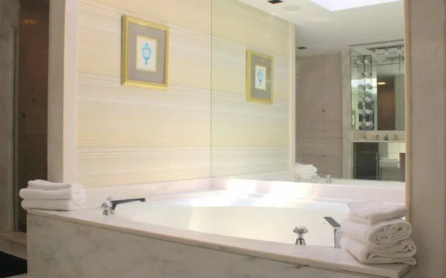 Hosteeva Marina Luxury Suites