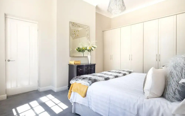 Stunning 1BR Apartment in Central York W/parking