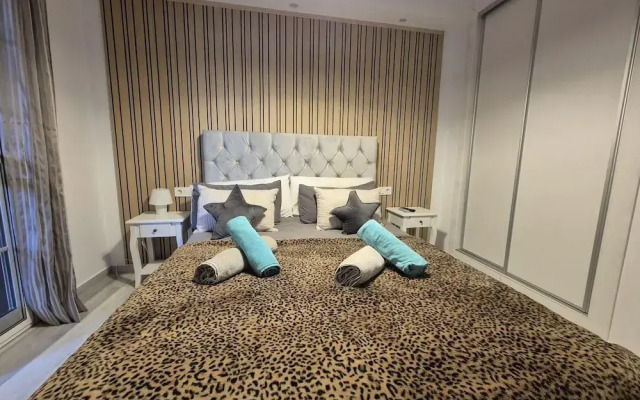 Duplex Apt, 3 Bedroom, Sleeps 6, Pool