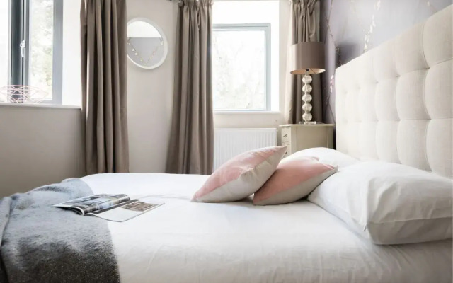 The Navy Court - Scandinavian Inspired 4BDR Central Home