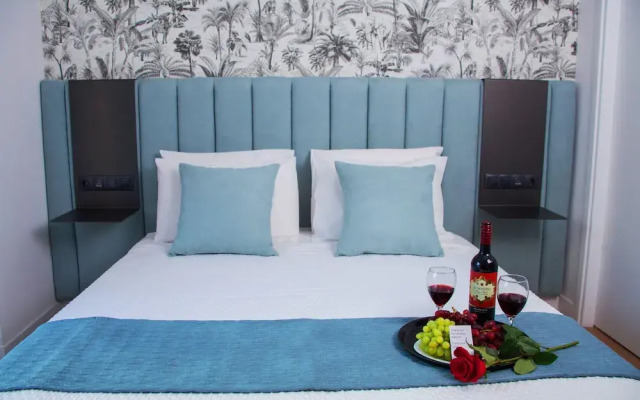 Phaedrus Living Modern Kriel Suites 301