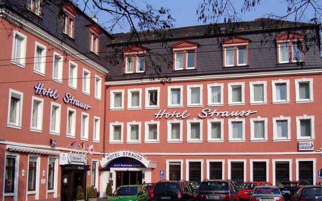 Отель City Partner Hotel Strauss Германия, Вюрцбург - отзывы, цены и фото номеров - забронировать отель City Partner Hotel Strauss онлайн вид на фасад