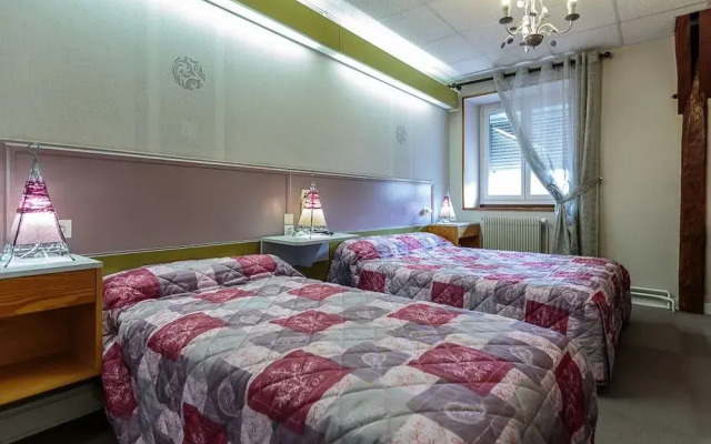 Hôtel-Restaurant La Crèche et sa piscine intérieure - Logis Hôtels