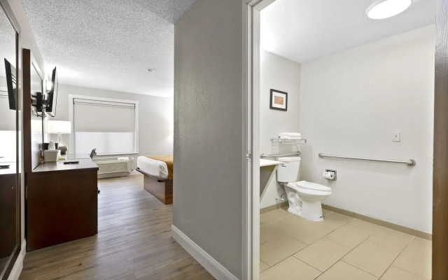 Comfort Inn & Suites Hazelwood - St. Louis