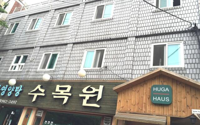 Отель Huga Haus Guest House вид на фасад