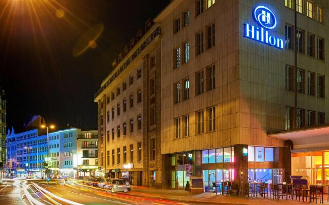 Отель Hilton Cologne Германия, Кёльн - 3 отзыва об отеле, цены и фото номеров - забронировать отель Hilton Cologne онлайн вид на фасад