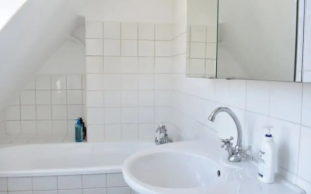 1 Bedroom Apartment Near Champs Elysee