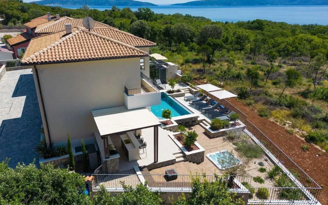 Villa Lady With Heated Pool Jacuzzi and Sauna