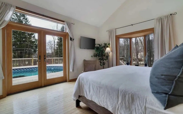 Pocodobe Private Pool Retreat in Poconos