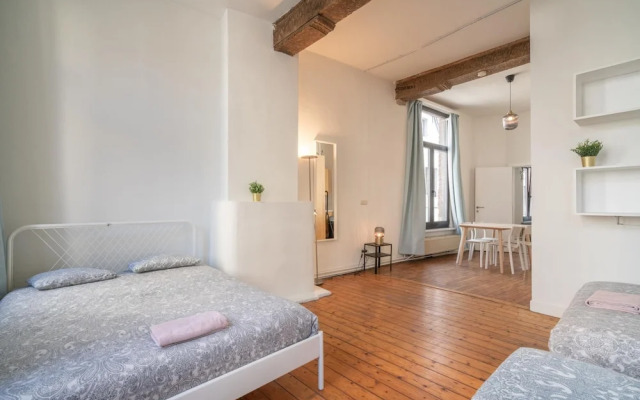 Lively City Getaway for 10 Near Meir