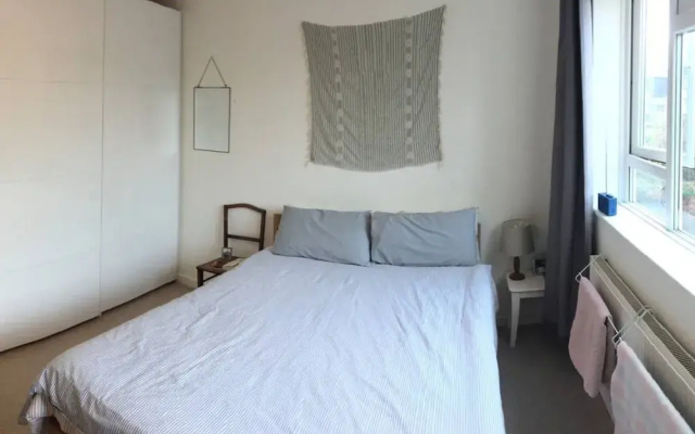 Spacious North London Flat With Balcony