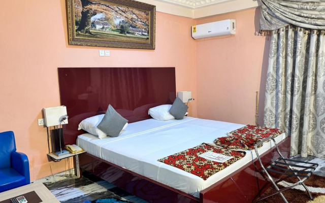 Royal Lee's Hotel