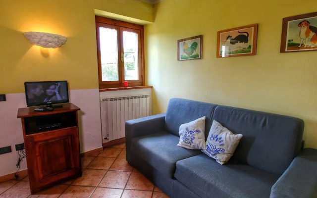 Rustic Apartment in Caprese Michelangelo near Lake