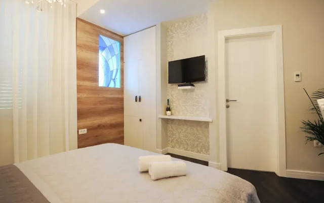 Silver & Gold Luxury Rooms