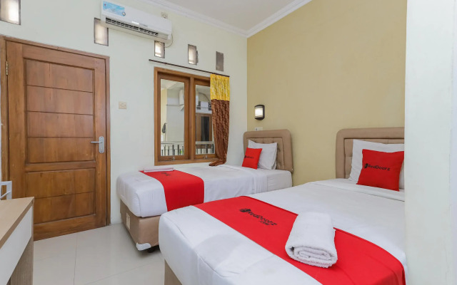 RedDoorz near Juanda International Airport 2