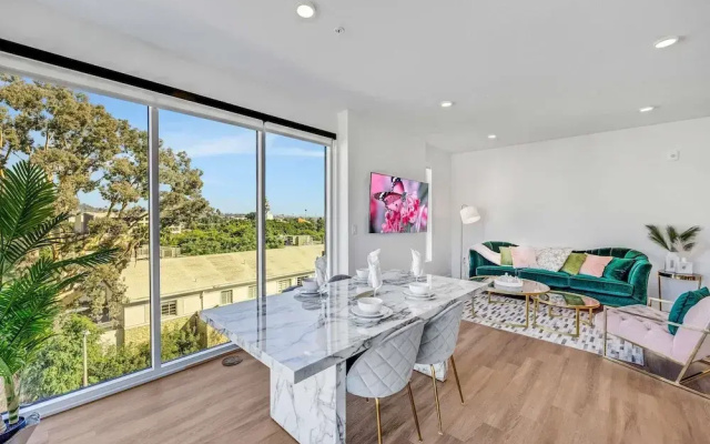Luxury 2BR Hollywood Sign View by Oneluxstay
