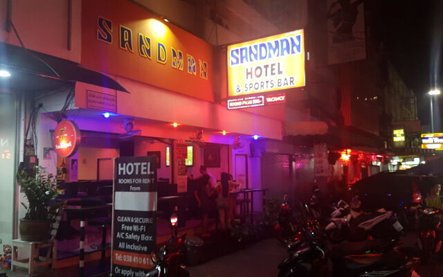 Sandman hotel and Sports bar вид на фасад