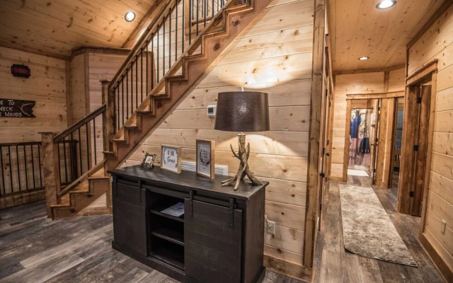 All Decked Out Cabin in the Woods With Fireplace, Bbq, and Swing Bed by Redawning