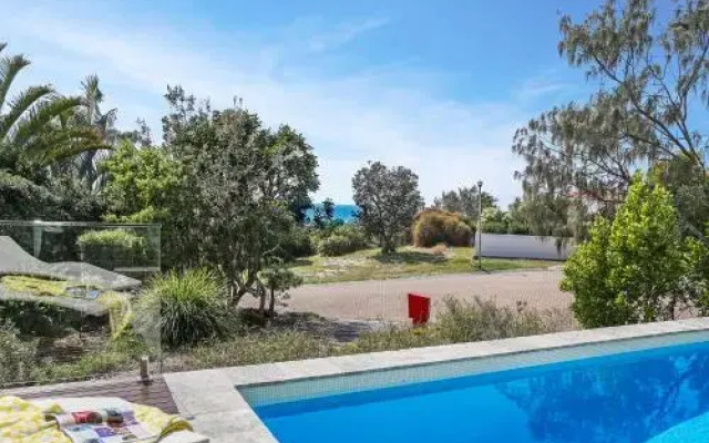 Barefoot Bungalow - Castaways Beach