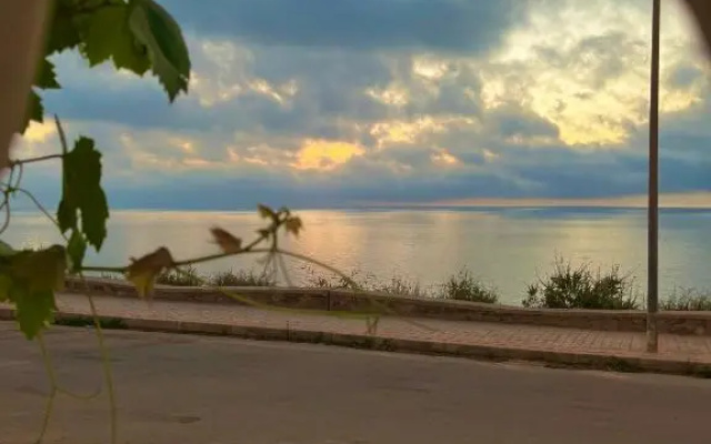 Seaside View: Enjoy Sunsets at fully equipped Apt.