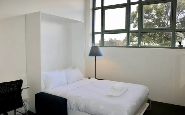 Cosy Newtown Studio Apartment With Swimming Pool