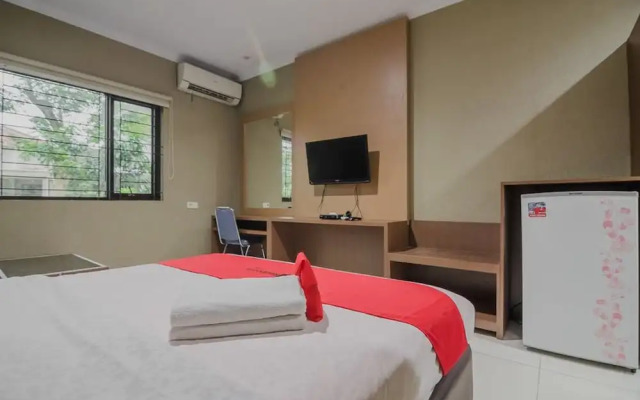 RedDoorz Plus near Lippo Cikarang Mall 2