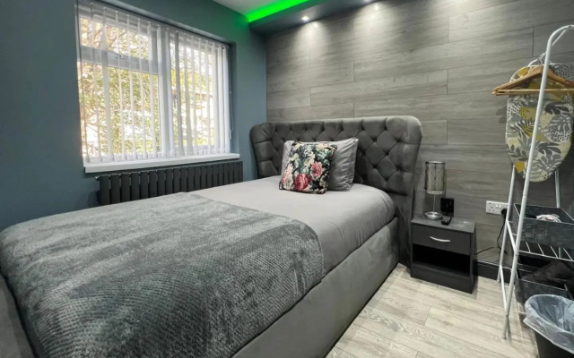 Luxurious *5 Bedroom House*In Center Of Birmingham