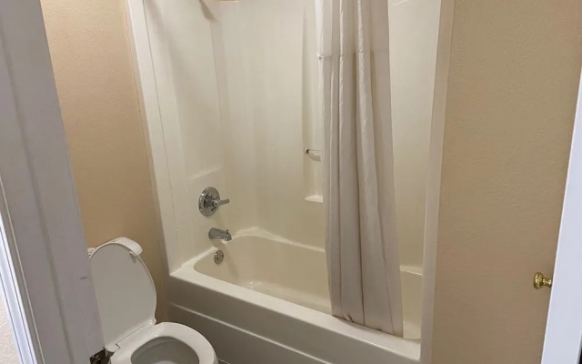 Ashwood Inn & Suites