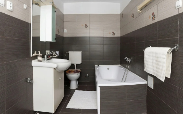 Iezer Residence